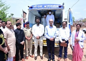 राज्यपाल श्री रमेन डेका ने बेहराखार में पीएम जनमन अंतर्गत संचालित मोबाइल मेडिकल यूनिट का किया अवलोकन