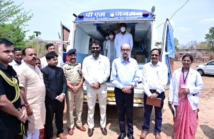 राज्यपाल श्री रमेन डेका ने बेहराखार में पीएम जनमन अंतर्गत संचालित मोबाइल मेडिकल यूनिट का किया अवलोकन