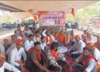 गौ माता के सम्मान में शिवसेना का उपवास धरना, मुख्यमंत्री के नाम जिलाधीश को सौंपा ज्ञापन