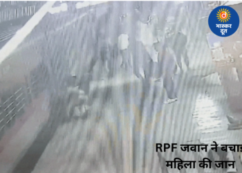 ग्वालियर स्टेशन पर बड़ा हादसा टला, चलती ट्रेन में फंसी महिला को RPF जवान ने बचाया