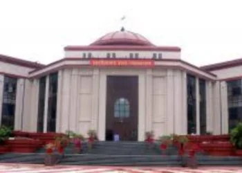 हाई कोर्ट का सवाल: क्या प्लास्टिक बोतलों में शराब सुरक्षित? शासन से मांगा जवाब