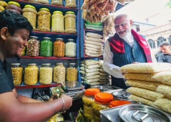 ‘प्याज खाता हूं, किसी का दिमाग नहीं’… कोलकाता में पीएम मोदी का मजेदार अंदाज, सड़क किनारे खाई झालमुड़ी