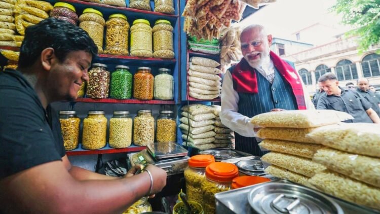 ‘प्याज खाता हूं, किसी का दिमाग नहीं’… कोलकाता में पीएम मोदी का मजेदार अंदाज, सड़क किनारे खाई झालमुड़ी