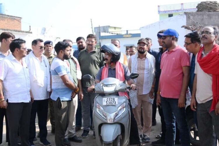 स्कूटी पर निकले उप मुख्यमंत्री श्री अरुण साव, नगर भ्रमण कर विकास कार्यों का लिया जायजा
