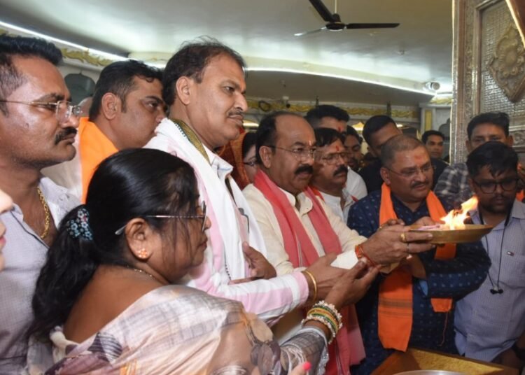 उप मुख्यमंत्री श्री अरुण साव ने माँ बम्लेश्वरी मंदिर पहुंचकर पूजा-अर्चना की