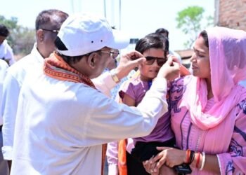 गोद में उठाया, चश्मा पहनाया : भैंसामुड़ा में दिखा मुख्यमंत्री का आत्मीय रूप