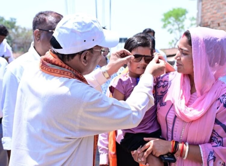 गोद में उठाया, चश्मा पहनाया : भैंसामुड़ा में दिखा मुख्यमंत्री का आत्मीय रूप