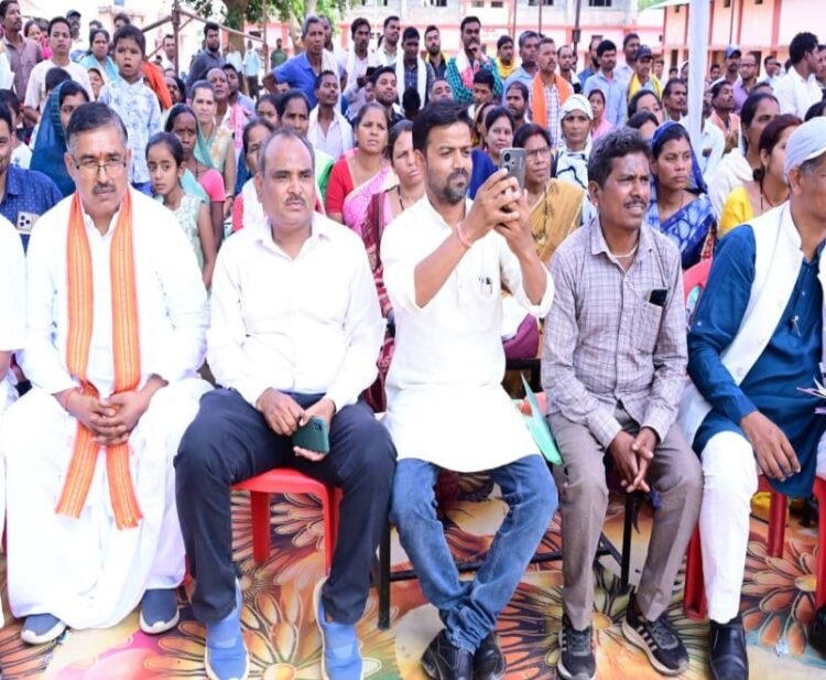 सरगुजा जिले के ग्राम सिलमा में अचानक उतरा मुख्यमंत्री श्री साय का हेलीकॉप्टर