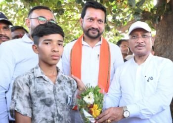 मुख्यमंत्री श्री विष्णु देव साय ने मेधावी छात्र गिरवर पटेल को किया सम्मानित