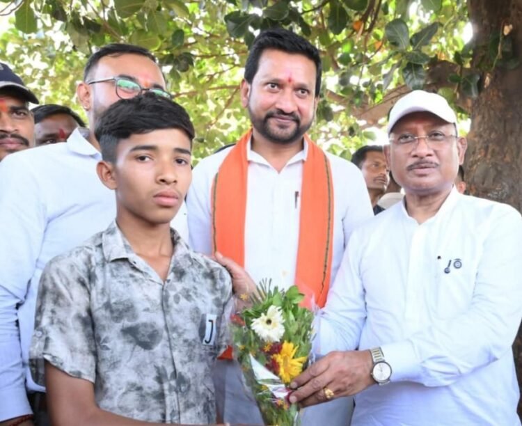 मुख्यमंत्री श्री विष्णु देव साय ने मेधावी छात्र गिरवर पटेल को किया सम्मानित