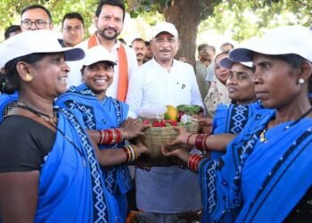 सरोधी में महिला स्व सहायता समूह ने मुख्यमंत्री को भेंट की स्थानीय उत्पादों की टोकरी