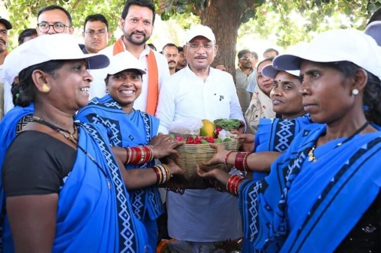 सरोधी में महिला स्व सहायता समूह ने मुख्यमंत्री को भेंट की स्थानीय उत्पादों की टोकरी