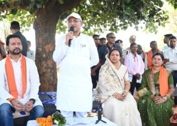 कटहल–गुलमोहर की छांव में सजी चौपाल, मुख्यमंत्री ने सरोधी में सुनी जनता की आवाज