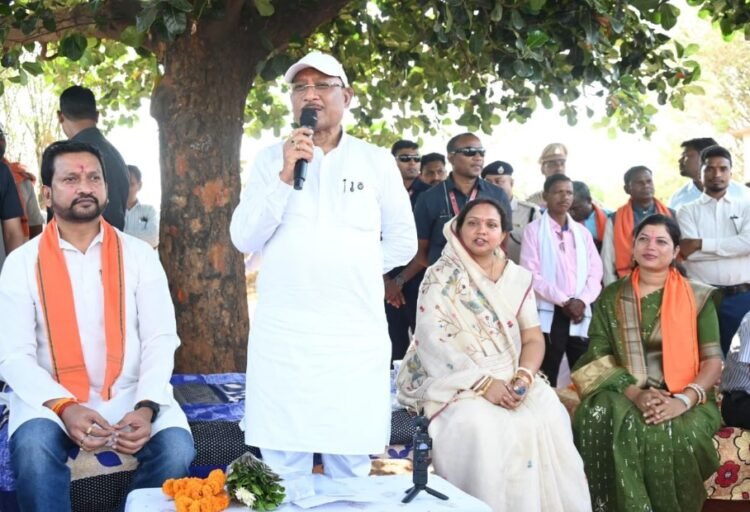 कटहल–गुलमोहर की छांव में सजी चौपाल, मुख्यमंत्री ने सरोधी में सुनी जनता की आवाज