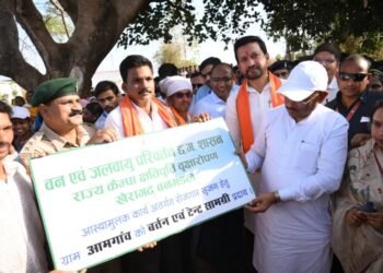 मुख्यमंत्री श्री विष्णु देव साय ने समाज प्रमुख को सौंपा टेंट एवं बर्तन सामग्री, ग्राम आमगांव में बढ़ेगा रोजगार