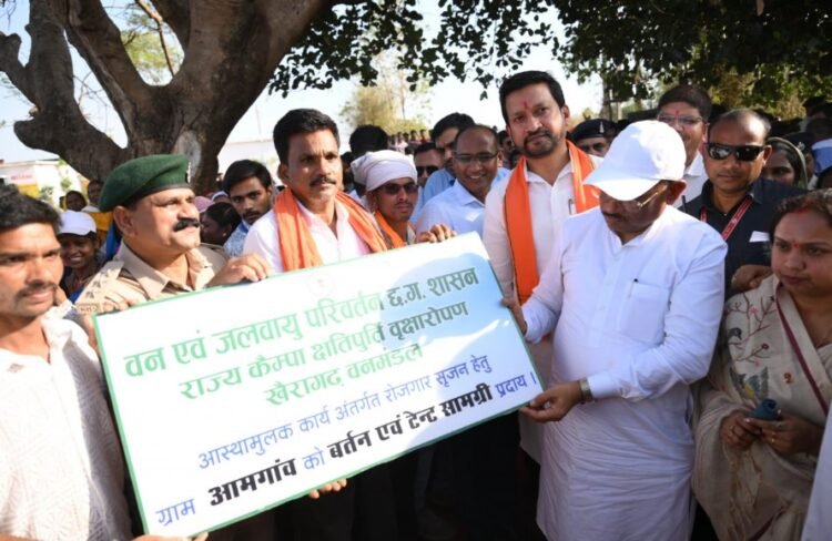 मुख्यमंत्री श्री विष्णु देव साय ने समाज प्रमुख को सौंपा टेंट एवं बर्तन सामग्री, ग्राम आमगांव में बढ़ेगा रोजगार