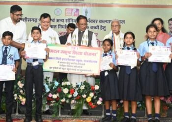 मेहनत की चमक और सरकारी संबल : श्रमिक की बेटी डिंपल कश्यप संवार रही अपना भविष्य