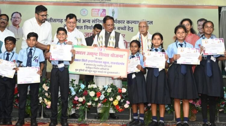 मेहनत की चमक और सरकारी संबल : श्रमिक की बेटी डिंपल कश्यप संवार रही अपना भविष्य