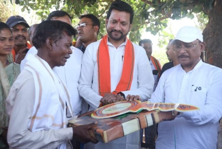 सुशासन तिहार : मुख्यमंत्री श्री विष्णु देव साय ने पीएम जनमन के हितग्राही को सौंपी खुशियों की चाबी