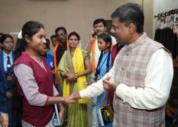 नारायणपुर के मेधावी छात्र सम्मानित- वन मंत्री श्री केदार कश्यप ने खिलाई मिठाई