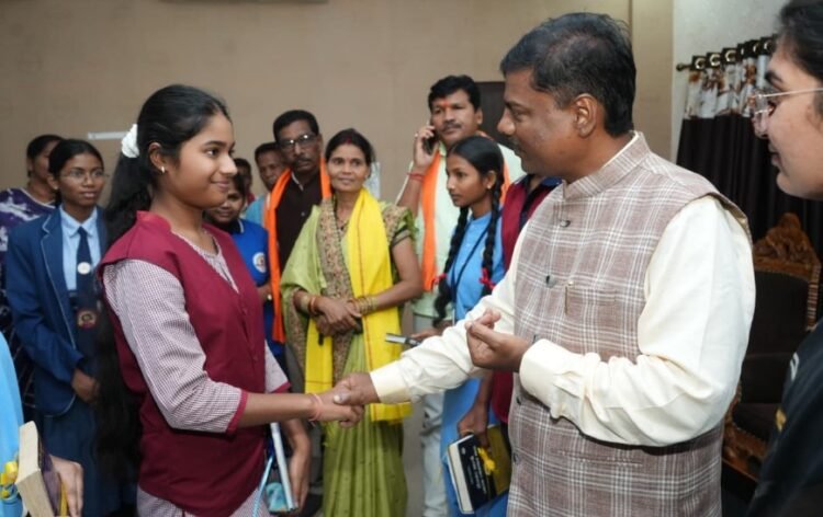 नारायणपुर के मेधावी छात्र सम्मानित- वन मंत्री श्री केदार कश्यप ने खिलाई मिठाई