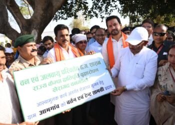 सुशासन तिहार: मुख्यमंत्री श्री विष्णु देव साय ने समाज प्रमुख को सौंपा टेंट एवं बर्तन सामग्री, ग्राम आमगांव में बढ़ेगा रोजगार