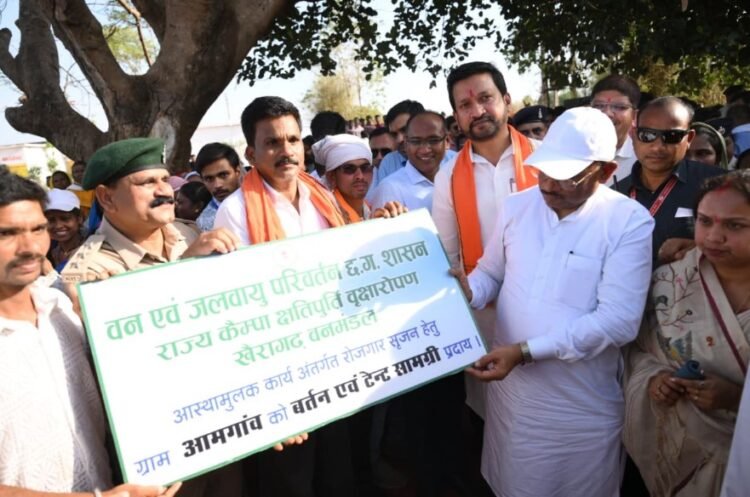 सुशासन तिहार: मुख्यमंत्री श्री विष्णु देव साय ने समाज प्रमुख को सौंपा टेंट एवं बर्तन सामग्री, ग्राम आमगांव में बढ़ेगा रोजगार