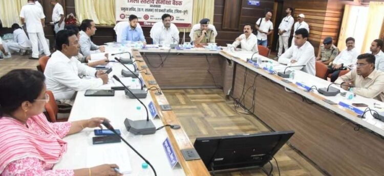 अधिकारी-कर्मचारी अनुशासित और संकल्पित होकर विकसित छत्तीसगढ़ के लिए करें काम: प्रभारी सचिव श्री बोरा