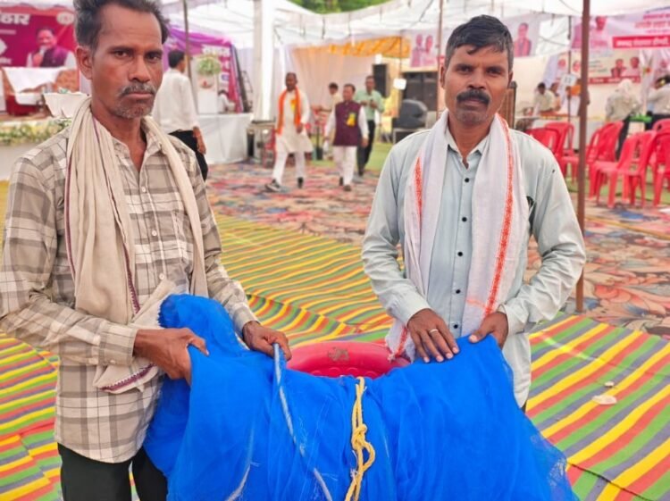 सुशासन तिहार बना वनांचल के मछुआरों के लिए खुशियों की सौगात