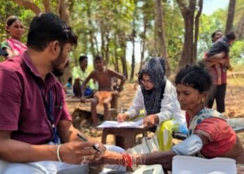 घने जंगलों और नदी-नालों को पार कर स्वास्थ्य दूतों ने बचाई दो मासूमों की जान