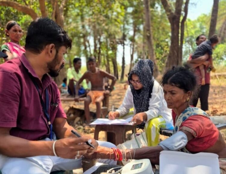 घने जंगलों और नदी-नालों को पार कर स्वास्थ्य दूतों ने बचाई दो मासूमों की जान