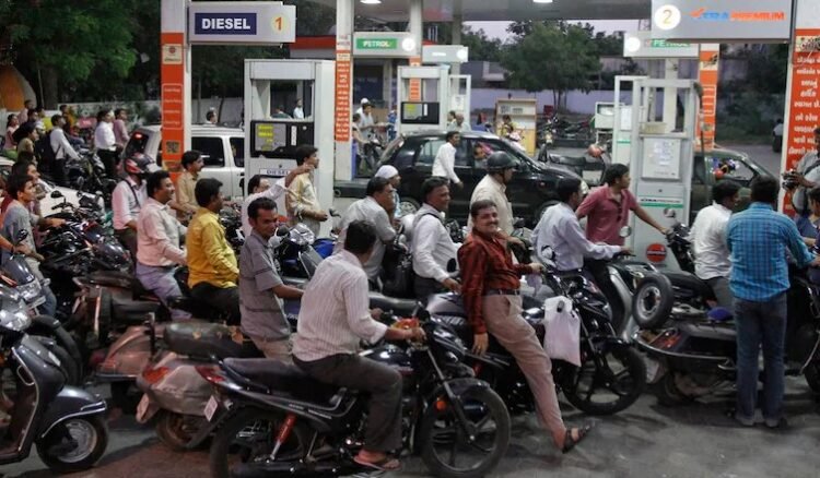 भारत में तो 4 रुपये भी नहीं बढ़ा पेट्रोल-डीजल; पाकिस्तान, बांग्लादेश, नेपाल का सुनोगे तो कहोगे- हम ठीक हैं!