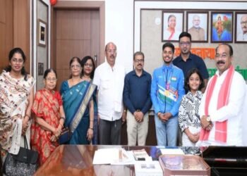 उप मुख्यमंत्री श्री अरुण साव से छत्तीसगढ़ के अंतरराष्ट्रीय शूटर दिव्यांशु ने की मुलाकात