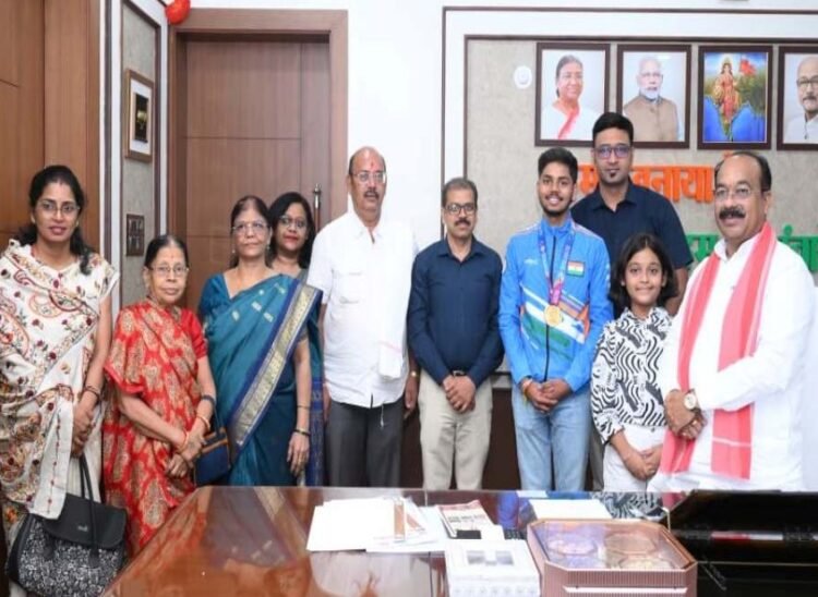 उप मुख्यमंत्री श्री अरुण साव से छत्तीसगढ़ के अंतरराष्ट्रीय शूटर दिव्यांशु ने की मुलाकात