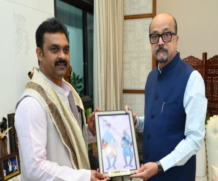राज्यपाल श्री डेका से केन्द्रीय ग्रामीण विकास राज्य मंत्री श्री पासवान ने किया सौजन्य भेंट