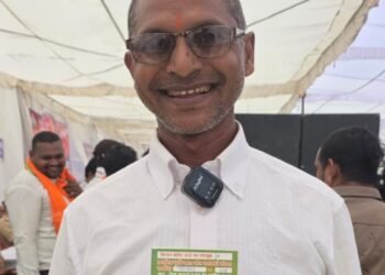 कृषक संतोष साहू को मिला केसीसी और पासबुक