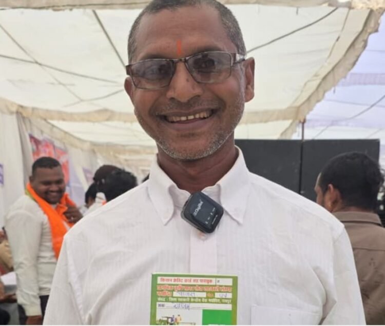कृषक संतोष साहू को मिला केसीसी और पासबुक
