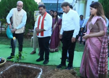 राज्यपाल श्री रमेन डेका ने किया पौधरोपण, कवर्धा कलेक्ट्रेट परिसर में रोपा आम का पौधा, पर्यावरण संरक्षण का दिया संदेश