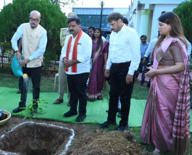 राज्यपाल श्री रमेन डेका ने किया पौधरोपण, कवर्धा कलेक्ट्रेट परिसर में रोपा आम का पौधा, पर्यावरण संरक्षण का दिया संदेश