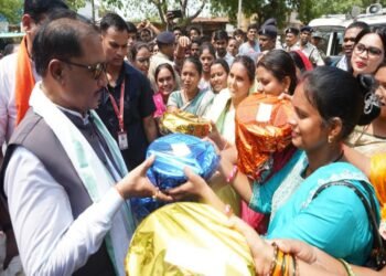 गांव की चौपाल में दिखी मुख्यमंत्री की सादगी और संवेदनशीलता