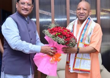 मुख्यमंत्री ने उत्तर प्रदेश के मुख्यमंत्री श्री योगी आदित्यनाथ का किया आत्मीय स्वागत