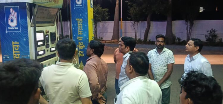 अनियमितता मिलने पर खरसिया का वंदना पेट्रोल पंप सील
