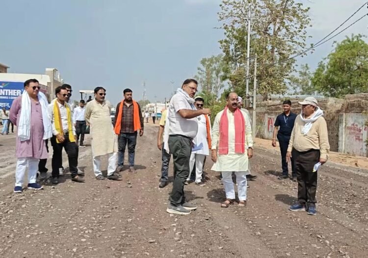 उप मुख्यमंत्री श्री अरुण साव ने निर्माणाधीन सड़क का किया निरीक्षण