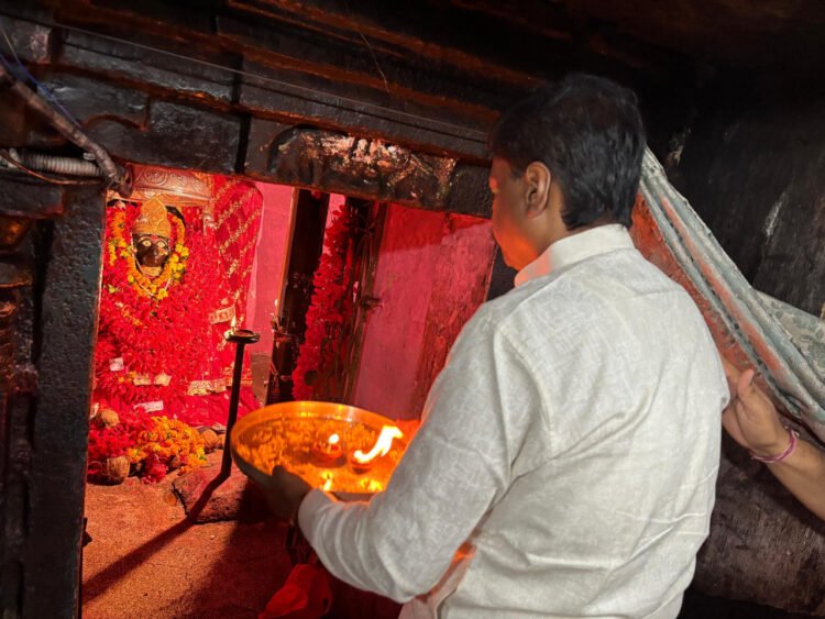 वन मंत्री श्री केदार कश्यप ने किए मां दंतेश्वरी के दर्शन, प्रदेश की सुख-समृद्धि और खुशहाली की कामना की