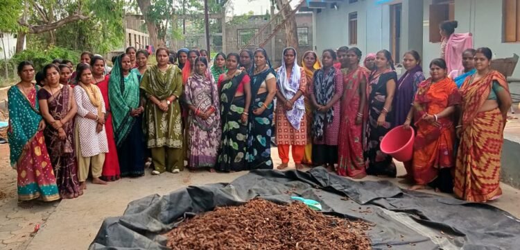 महिला आयोग की सदस्य सुश्री दीपिका सोरी ने किया इमली प्रोसेसिंग केंद्र का औचक निरीक्षण