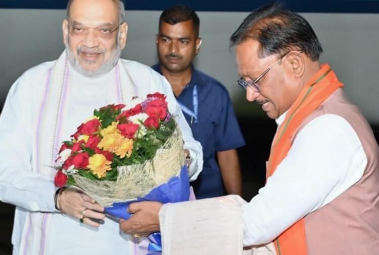 केंद्रीय गृह मंत्री श्री अमित शाह पहुंचे रायपुर: मुख्यमंत्री श्री विष्णुदेव साय ने किया आत्मीय स्वागत