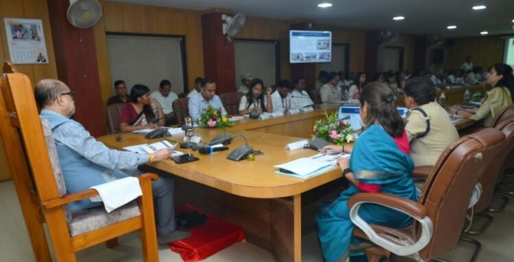 राज्यपाल श्री रमेन डेका बेमेतरा में की महत्वाकांक्षी योजनाओं की समीक्षा