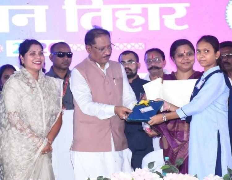 ग्रामीण अंचल की बेटी बनी प्रेरणा: मुख्यमंत्री श्री विष्णुदेव साय ने सराहा उत्कृष्ट प्रदर्शन
