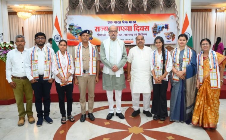 विभिन्न क्षेत्रों में उत्कृष्ट कार्य करने वाले गुमनाम नायकों का लोकभवन में हुआ सम्मान