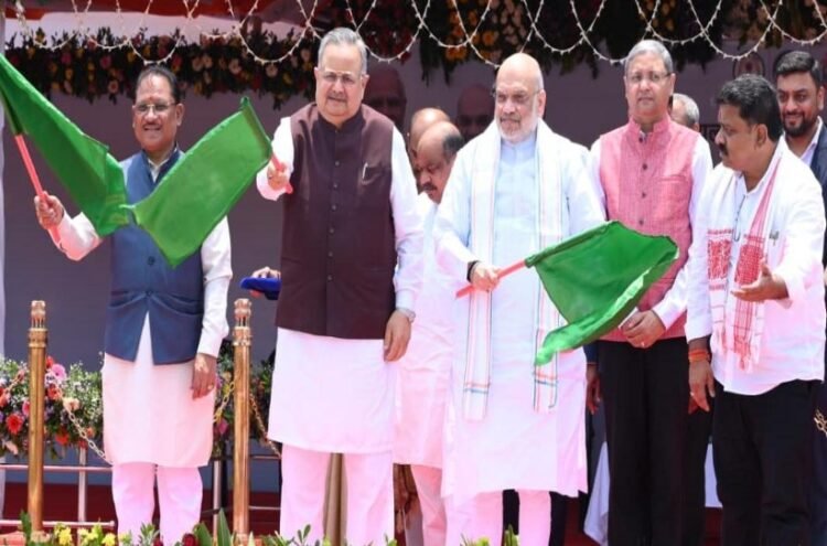 छत्तीसगढ़ में सुरक्षा व्यवस्था को तकनीकी मजबूती : केंद्रीय गृह एवं सहकारिता मंत्री अमित शाह ने ‘अत्याधुनिक डायल 112’ और फॉरेंसिक मोबाइल वैन को दिखाई हरी झंडी